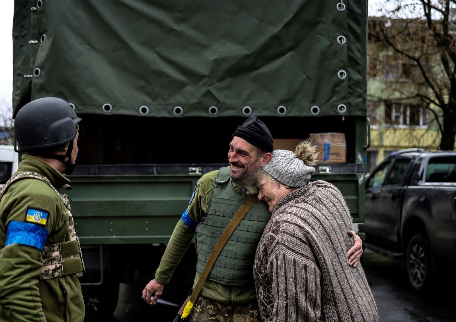 Un'anziana accoglie l'arrivo dei soldati ucraini a Bucha