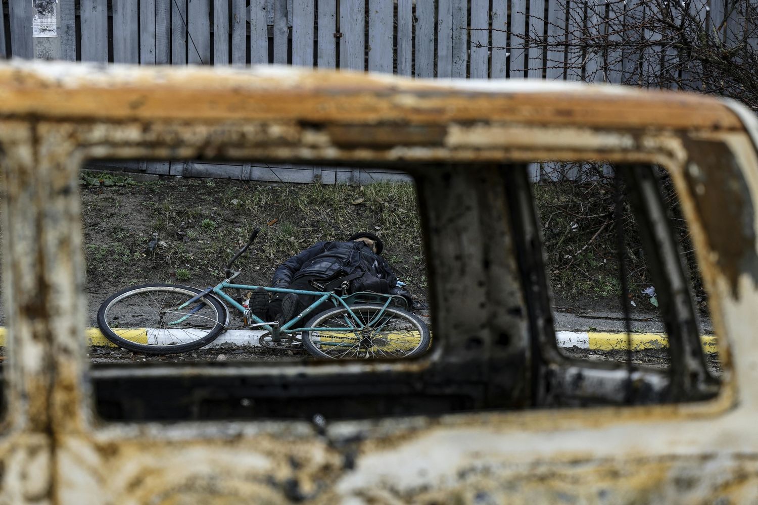 Il cadavere di un civile ucciso a Bucha