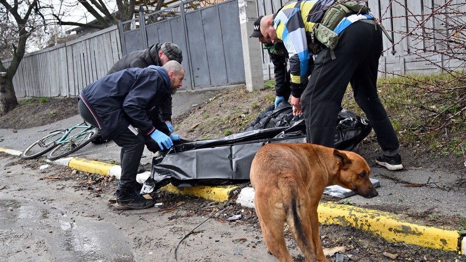 Questa immagine mostra la rimozione del corpo da parte degli ucraini tornati in controllo della citt&agrave;&nbsp;