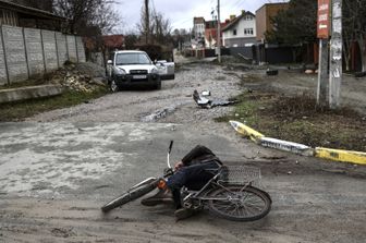 Il corpo di un civile ucciso in una strada di Bucha