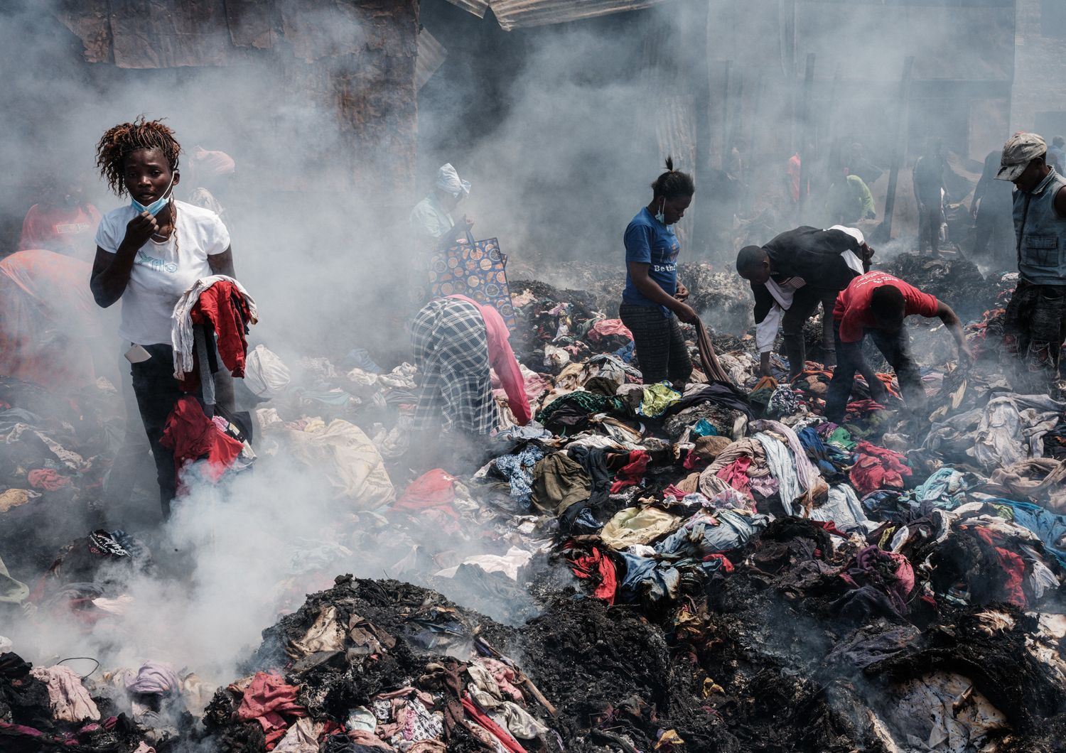 Una discarica di abiti usati