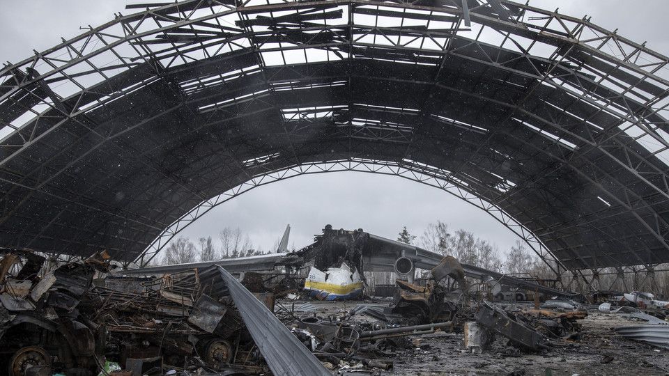 Un Antonov distrutto nell'aeroporto militare di Hostomel