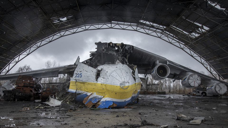 Un Antonov distrutto nell'aeroporto militare di Hostomel