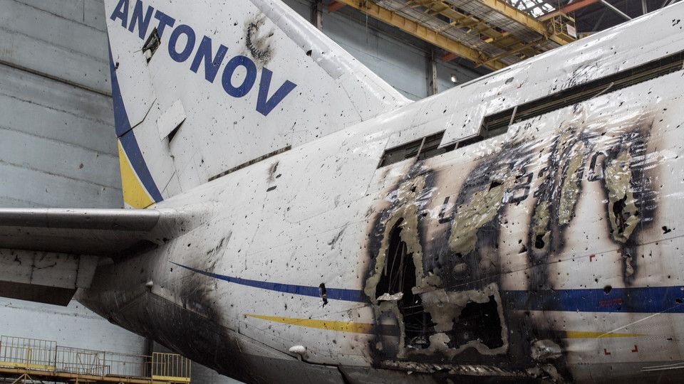Un Antonov distrutto nell'aeroporto militare di Hostomel