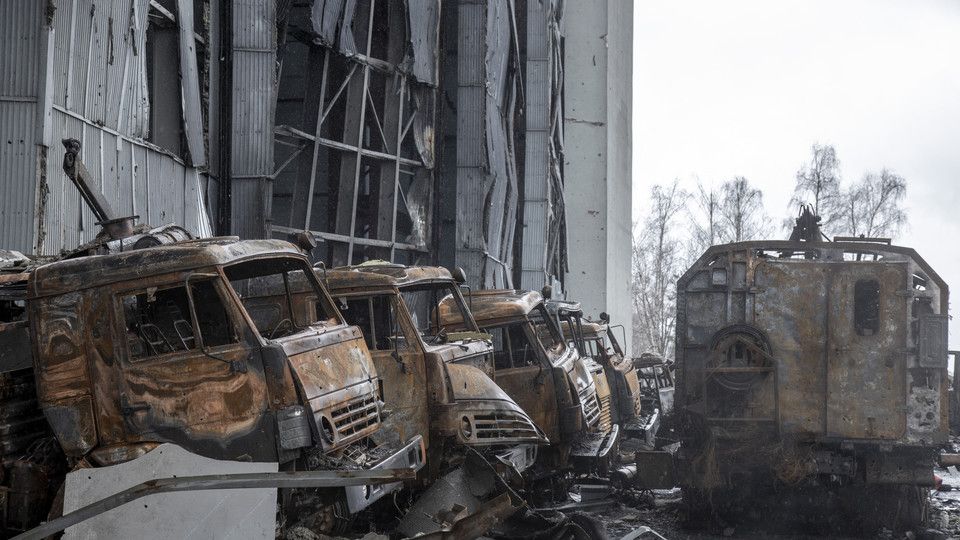 Mezzi distrutti nell'aeroporto di Hostomel, alle porte di Kiev