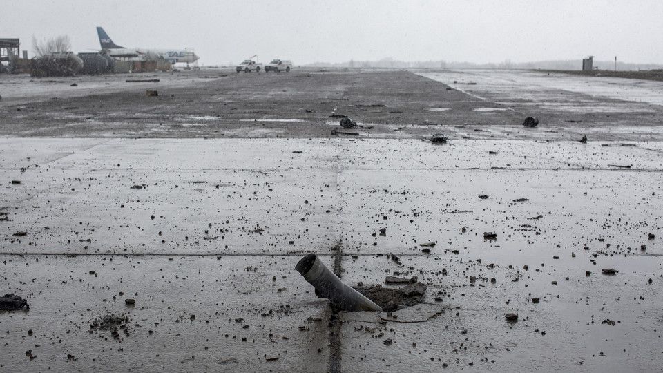 Un razzo conficcato nella pista dell'aeroporto militare di Hostomel