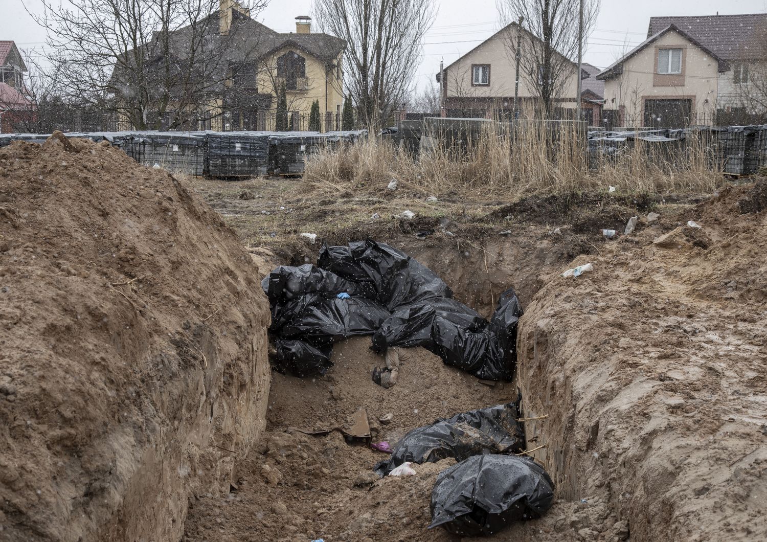 Una fossa comune con cadaveri di civili a Bucha