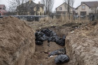 Una fossa comune con cadaveri di civili a Bucha
