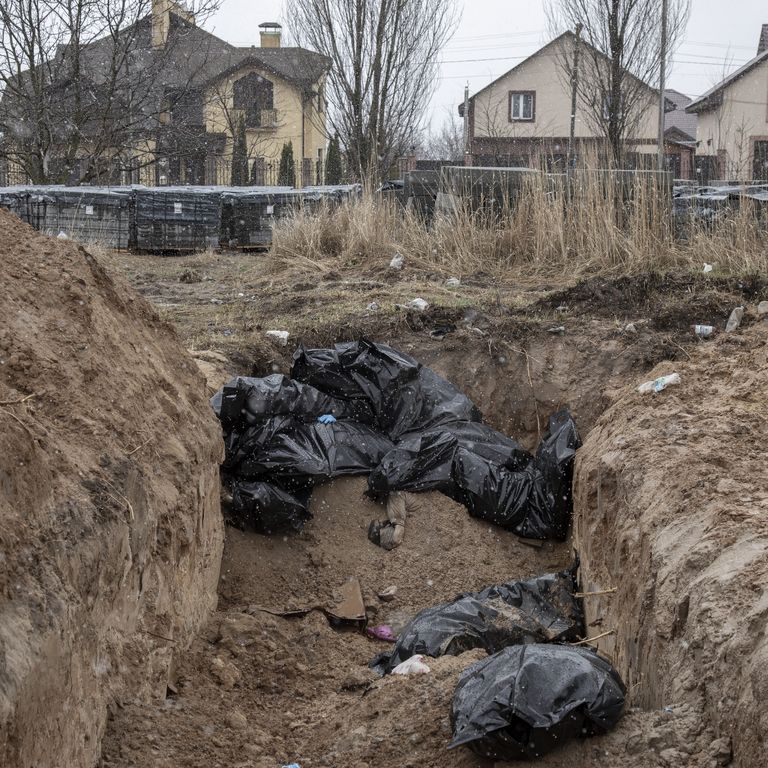 Una fossa comune con cadaveri di civili a Bucha