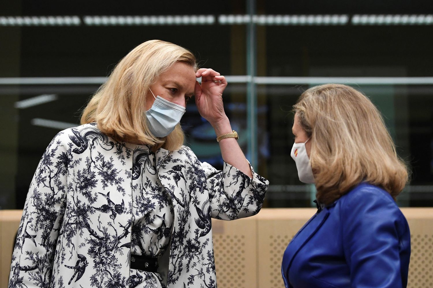 Sigfrid Kaag, ministro delle finanza olandese, con l'omologa spagnola Nadia Calvino&nbsp;