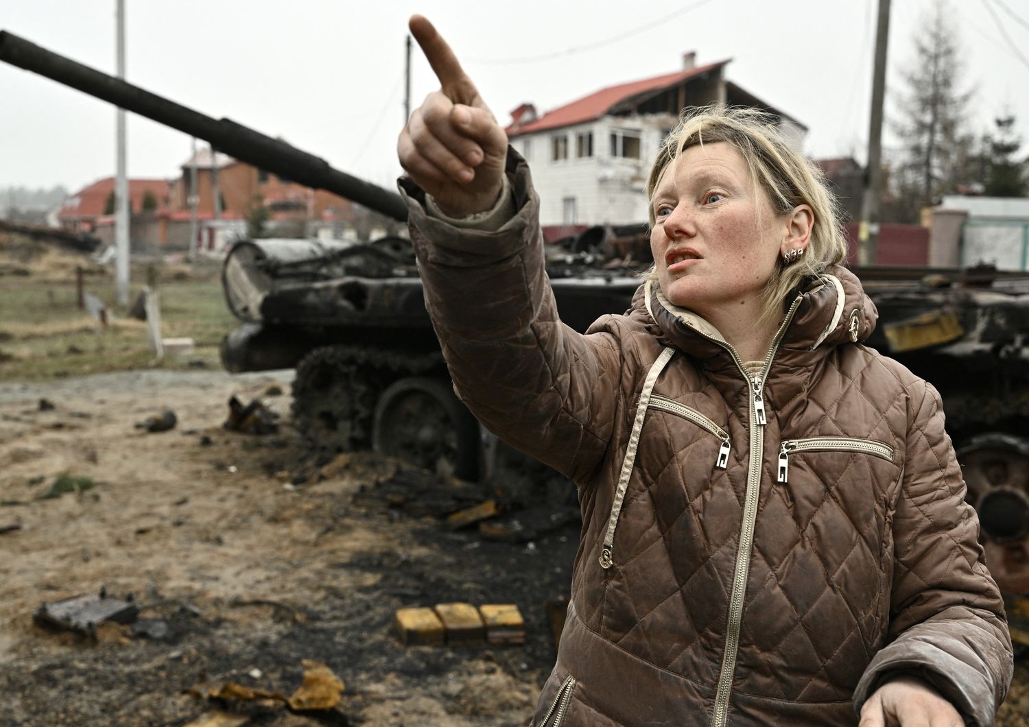 Una residente spiega ai giornalisti cosa &egrave; successo nel villaggio di Dmytrivka