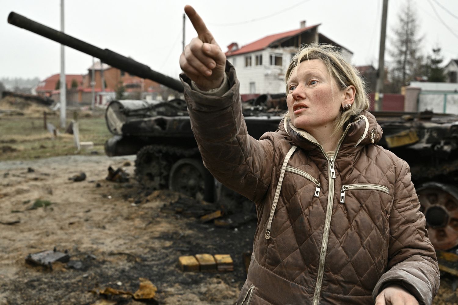 Una residente spiega ai giornalisti cosa &egrave; successo nel villaggio di Dmytrivka