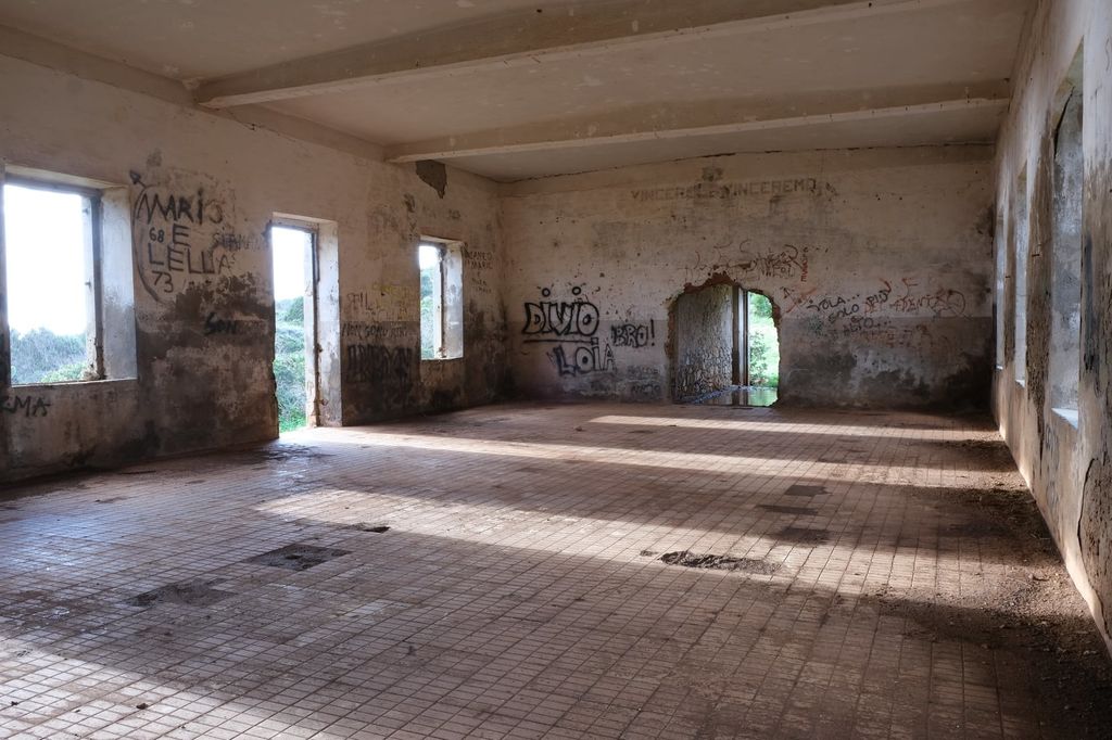 L'ex batteria militare di Punta Giglio prima dei lavori di ristrutturazione