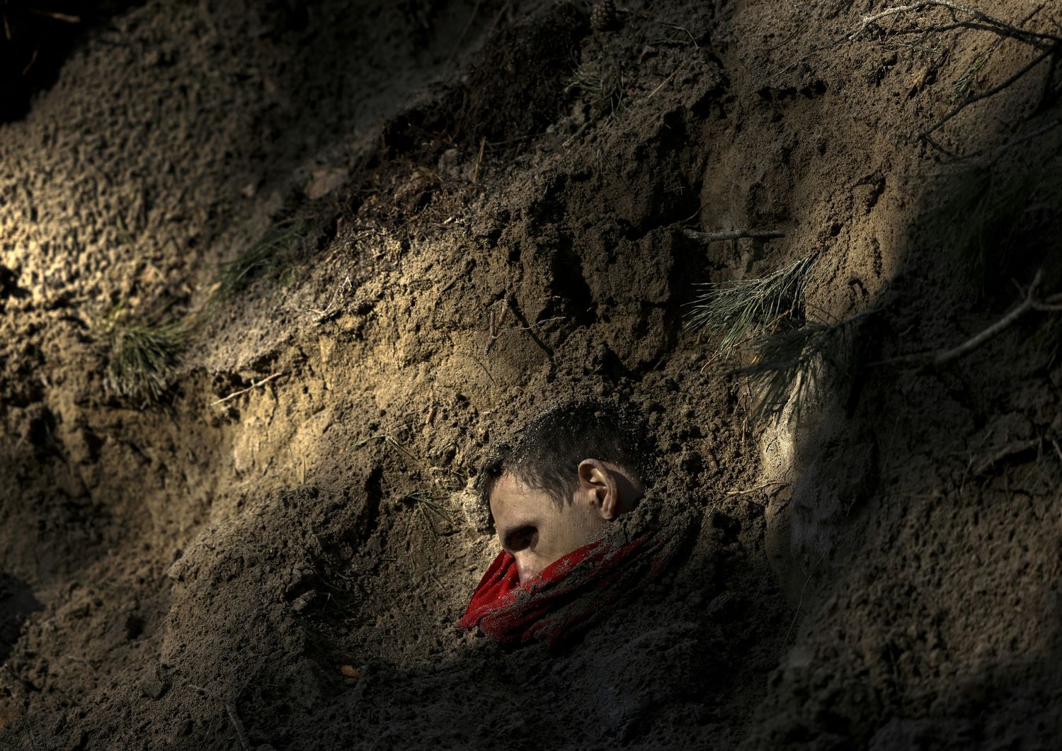 Un cadavere affiora nella fossa comune trovata nel villaggio di&nbsp;Motyzhyn, a Bucha &nbsp;