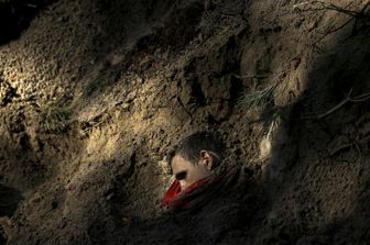 Un cadavere affiora nella fossa comune trovata nel villaggio di&nbsp;Motyzhyn, a Bucha &nbsp;