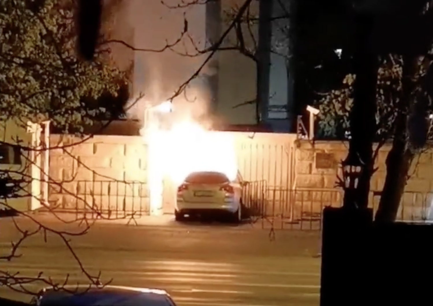 Ucraina auto contro ambasciata russa bucarest