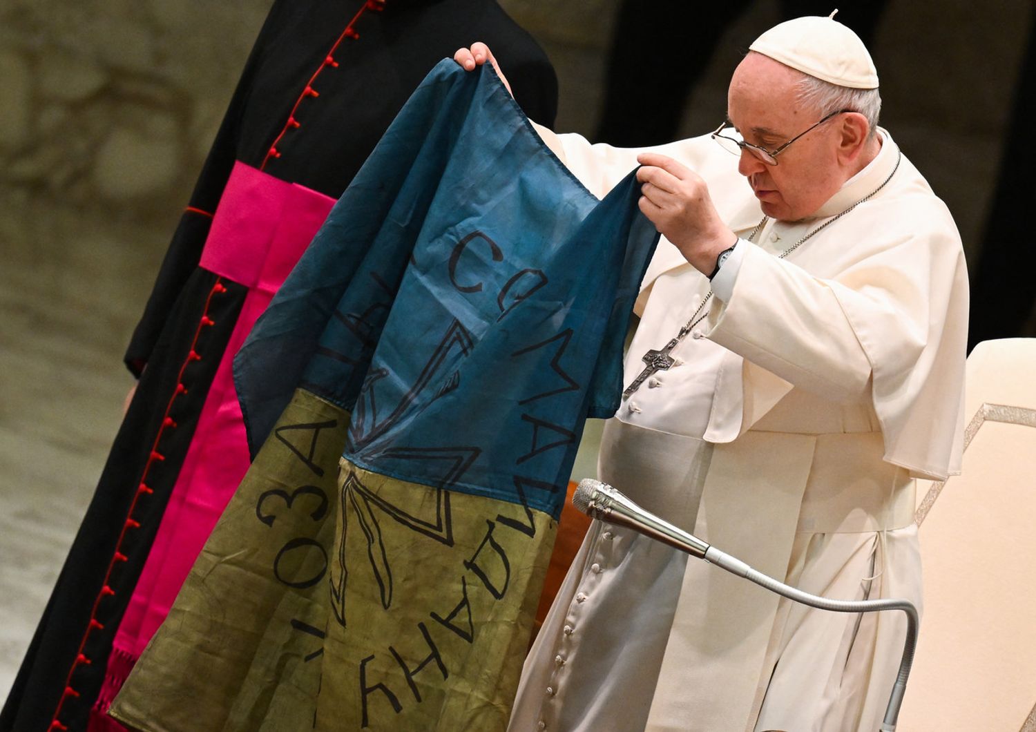Il Papa mostra la bandiera dell'Ucraina
