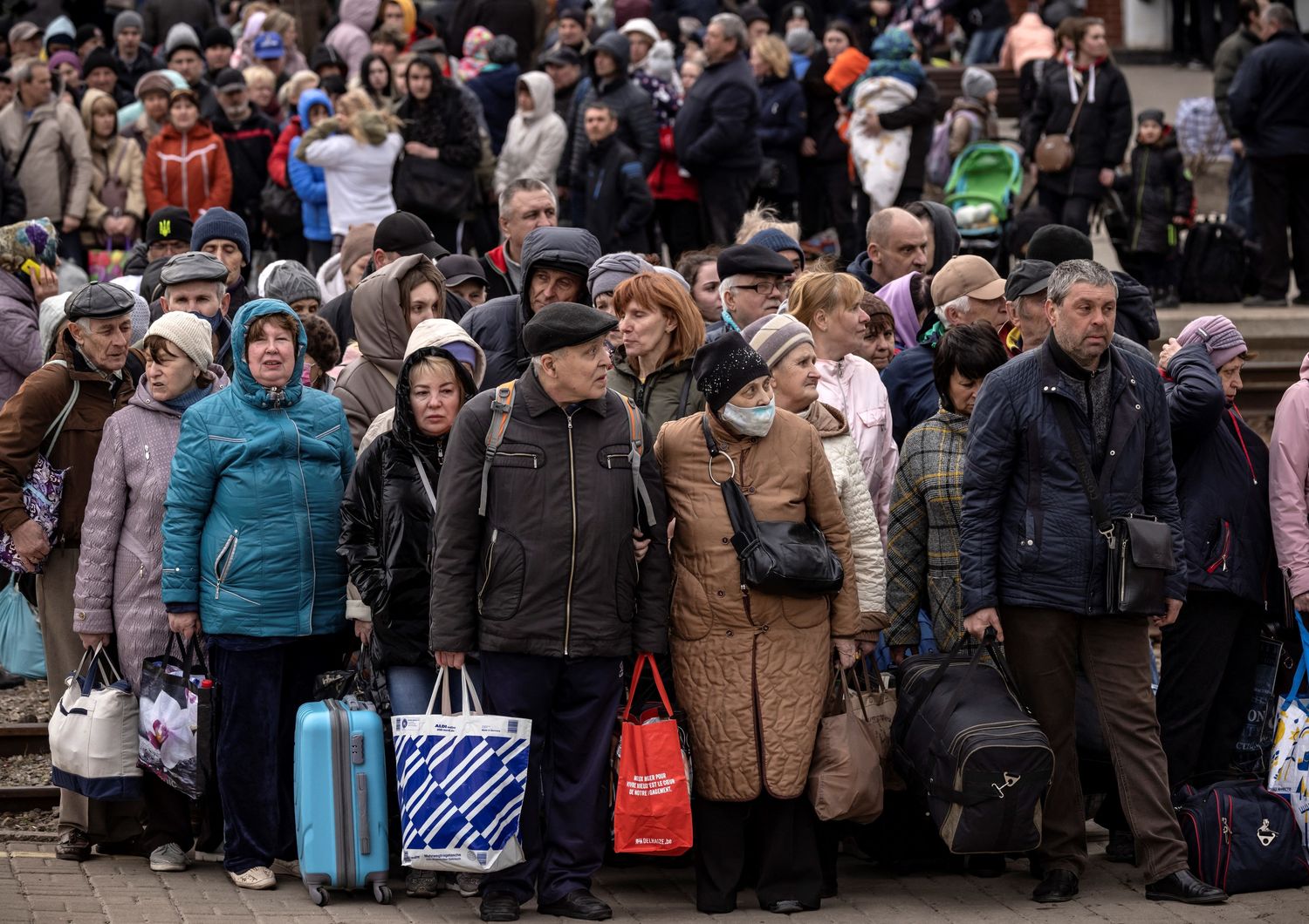 Abitanti in fuga a Kramatorsk&nbsp;