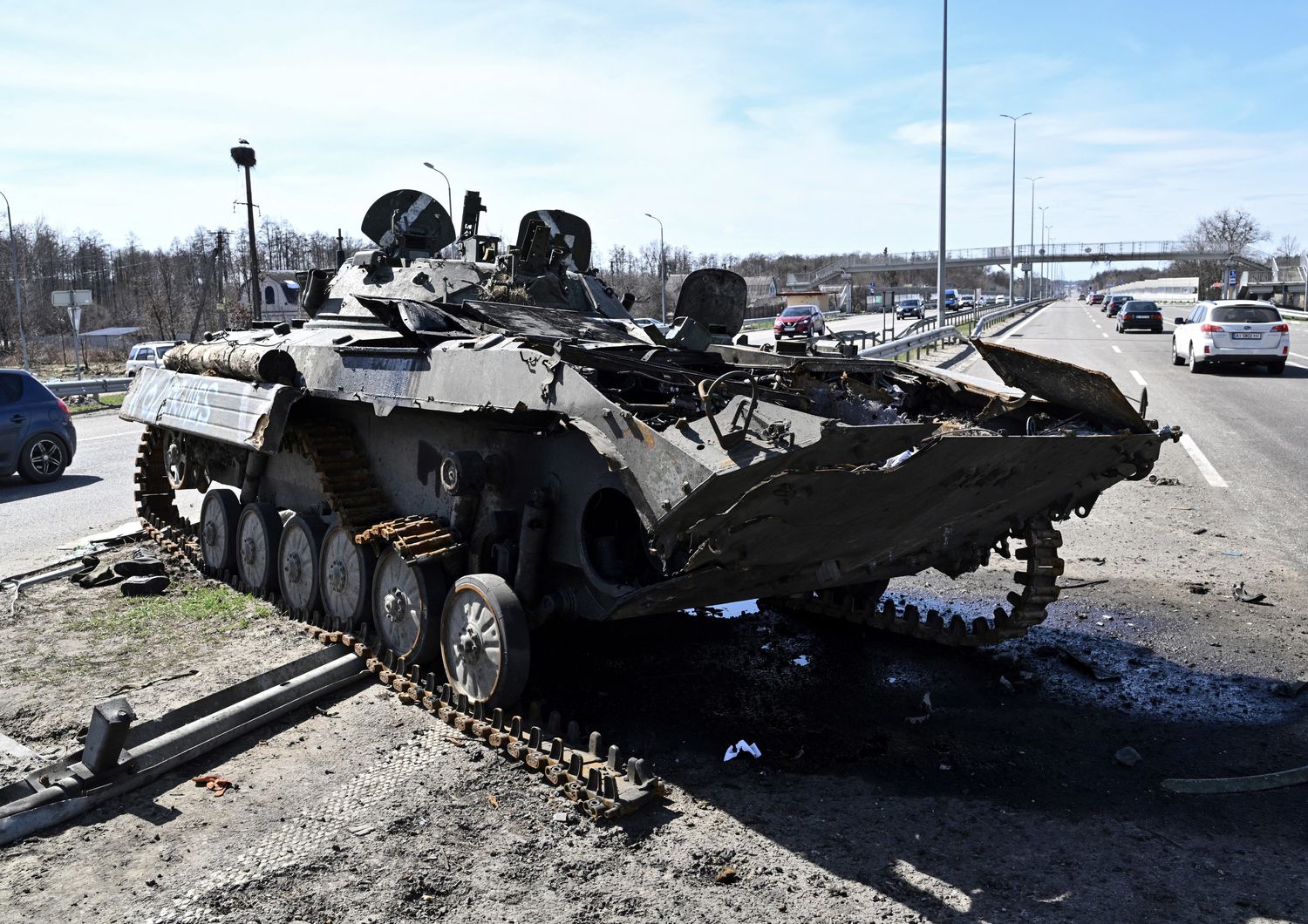 Un carro armato russo distrutto a Kiev&nbsp;