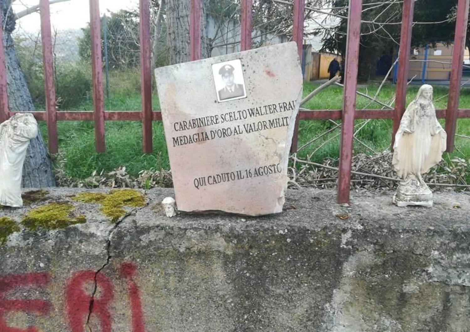 La targa commemorativa vandalizzata a Ozieri (Sassari)