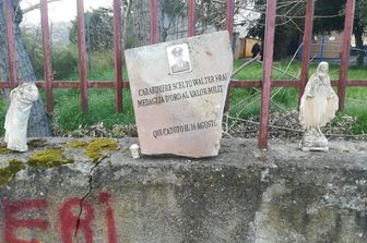 La targa commemorativa vandalizzata a Ozieri (Sassari)
