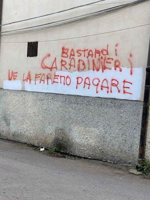 Una delle scritte contro i carabinieri tracciate sui muri di Ozieri