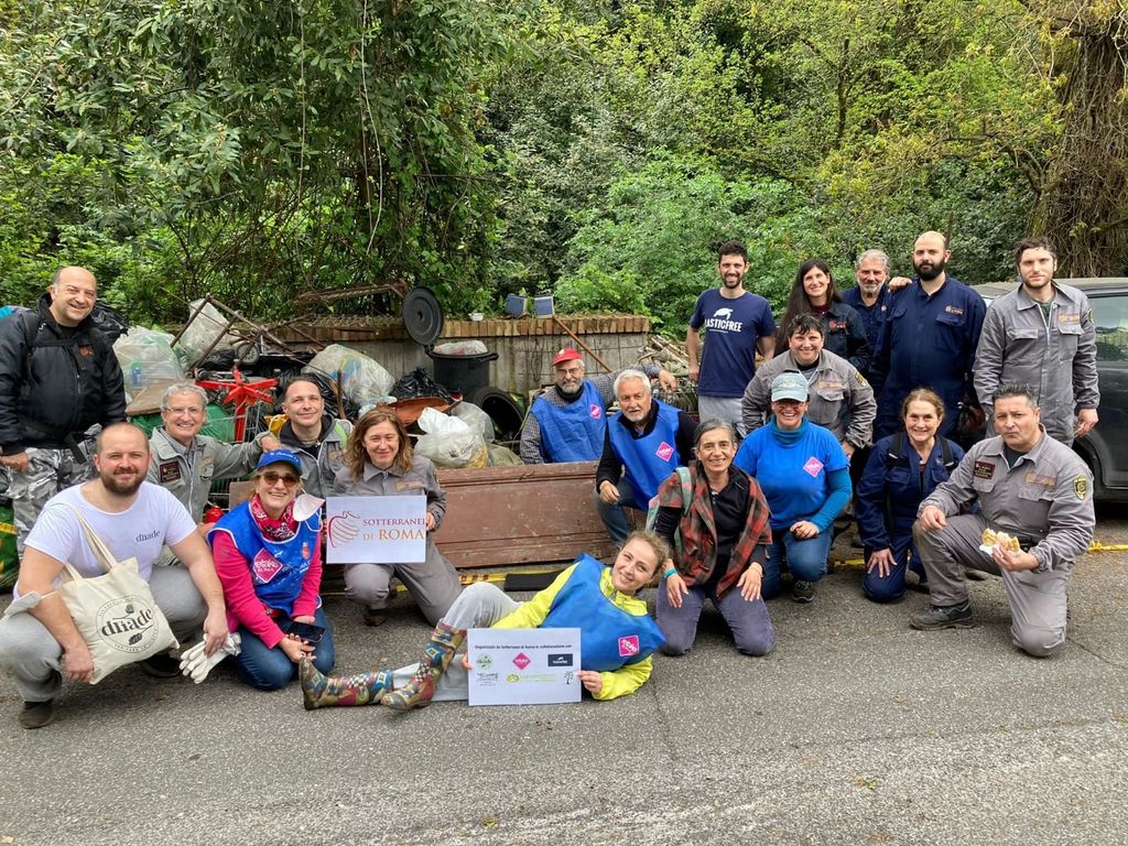 Operazione di bonifica a Villa Ada