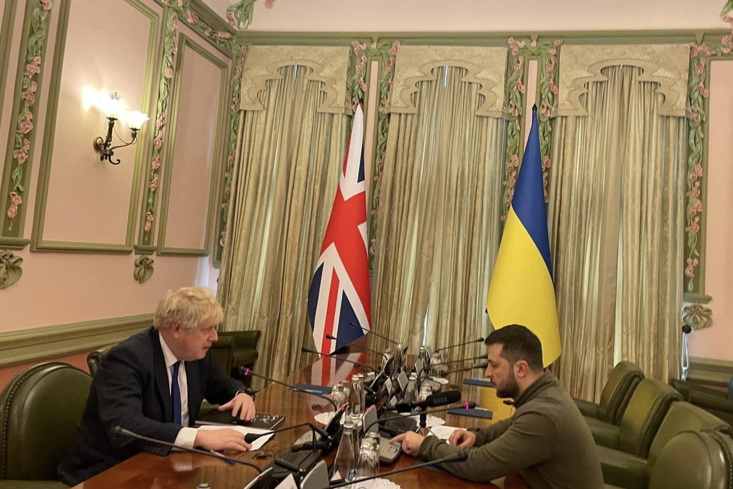 Boris Johnson e Volodymir Zelensky