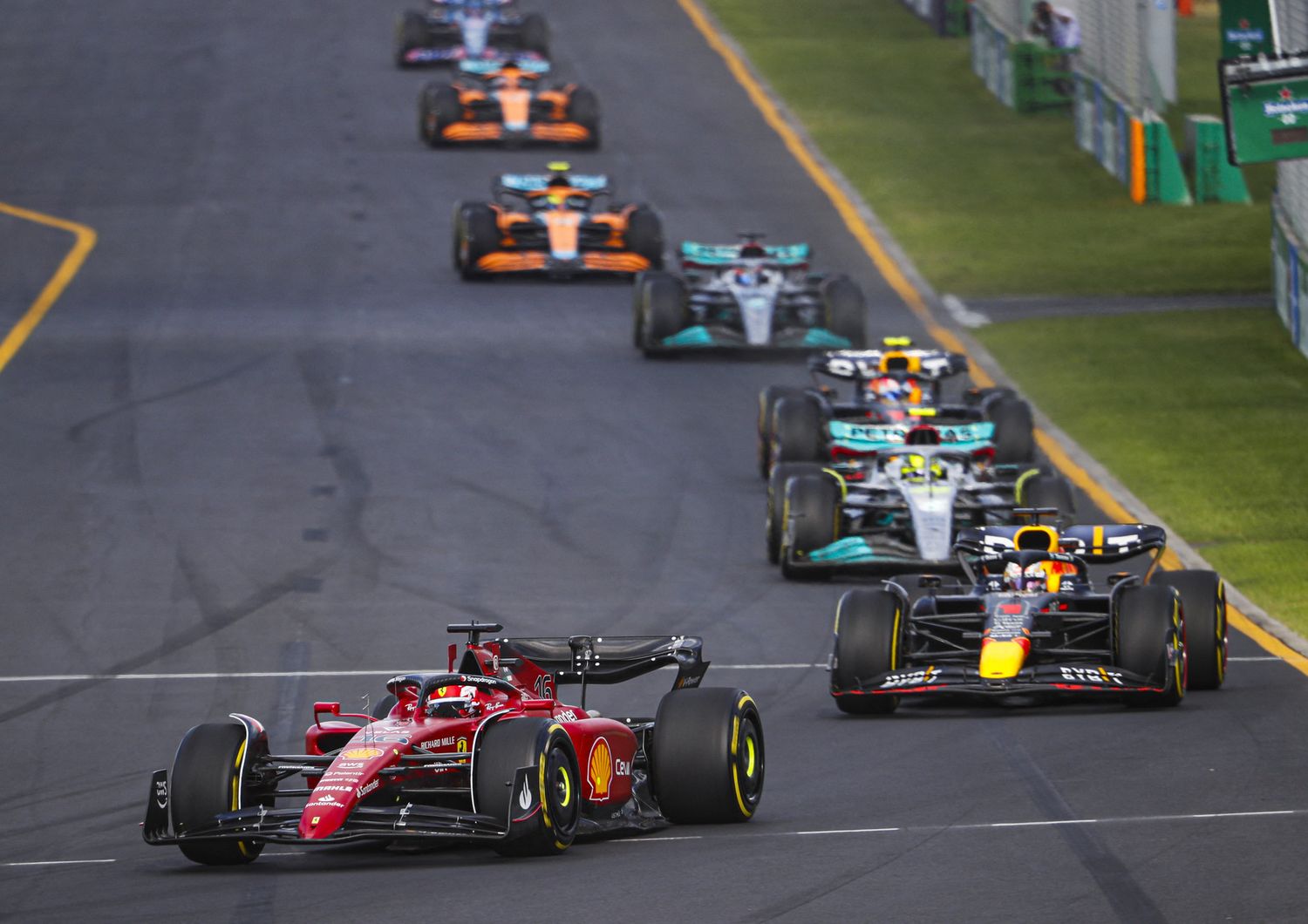 Leclerc domina in Australia ritirati Sainz Verstappen