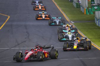 Leclerc domina in Australia ritirati Sainz Verstappen