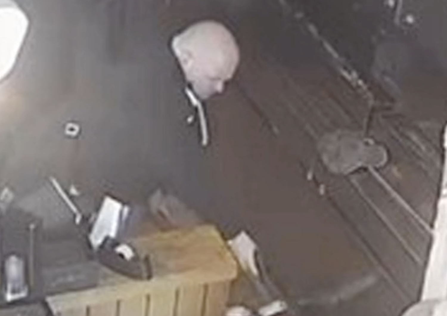 Un frame del video di sorveglianza che mostra l'aggressore che spara al cuoco a Pescara