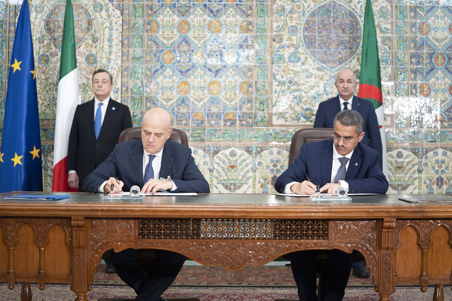 L&rsquo;ad di Eni, Claudio Descalzi, e il presidente di Sonatrach, Toufik Hakkar. Alle loro spalle, Mario Draghi e il presidente della Repubblica algerino, Abdelmadjid Tebboune