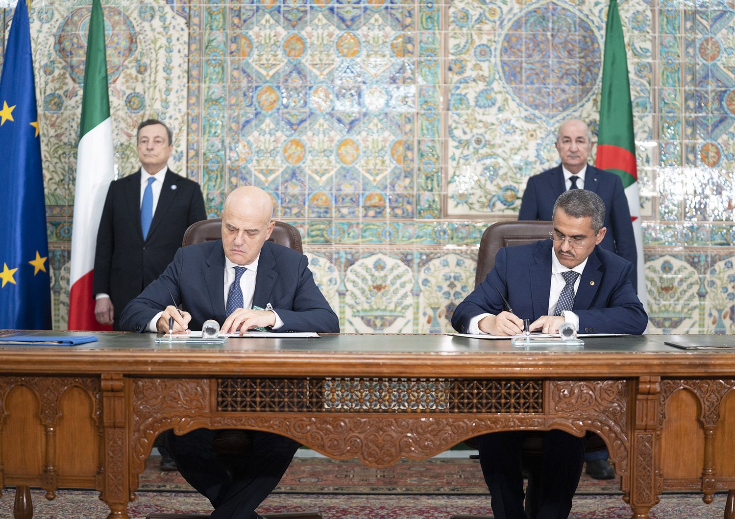 Claudio Descalzi e il presidente di Sonatrach, Toufik Hakkar. Dietro a loro, Mario Draghi e il presidente algerino&nbsp;Abdelmadjid Tebboune