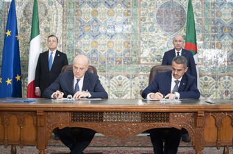 L&rsquo;ad di Eni, Claudio Descalzi, e il presidente di Sonatrach, Toufik Hakkar. Alle loro spalle, Mario Draghi e il presidente della Repubblica algerino, Abdelmadjid Tebboune