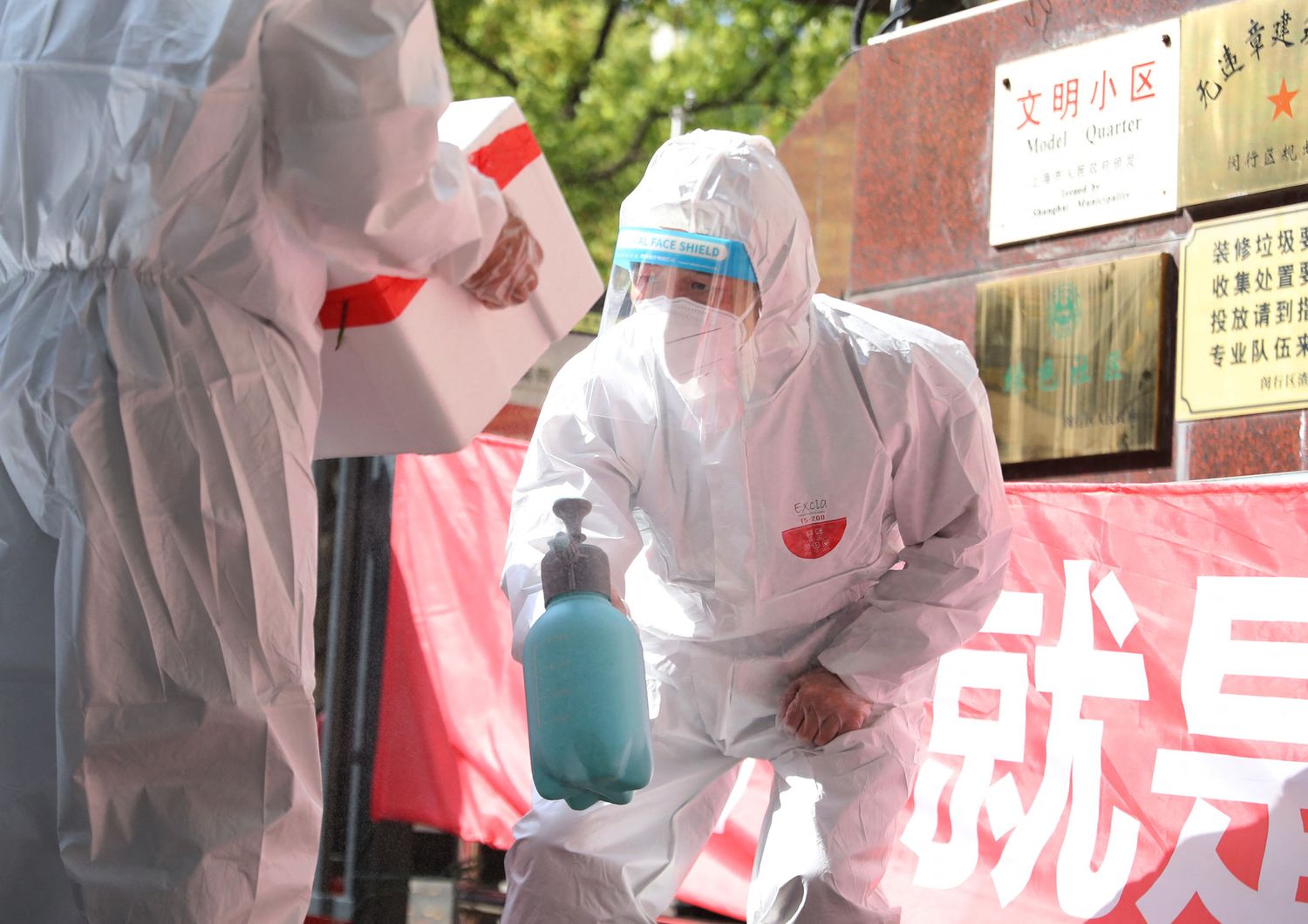 La disinfezione di pacchi a Shanghai in lockdown