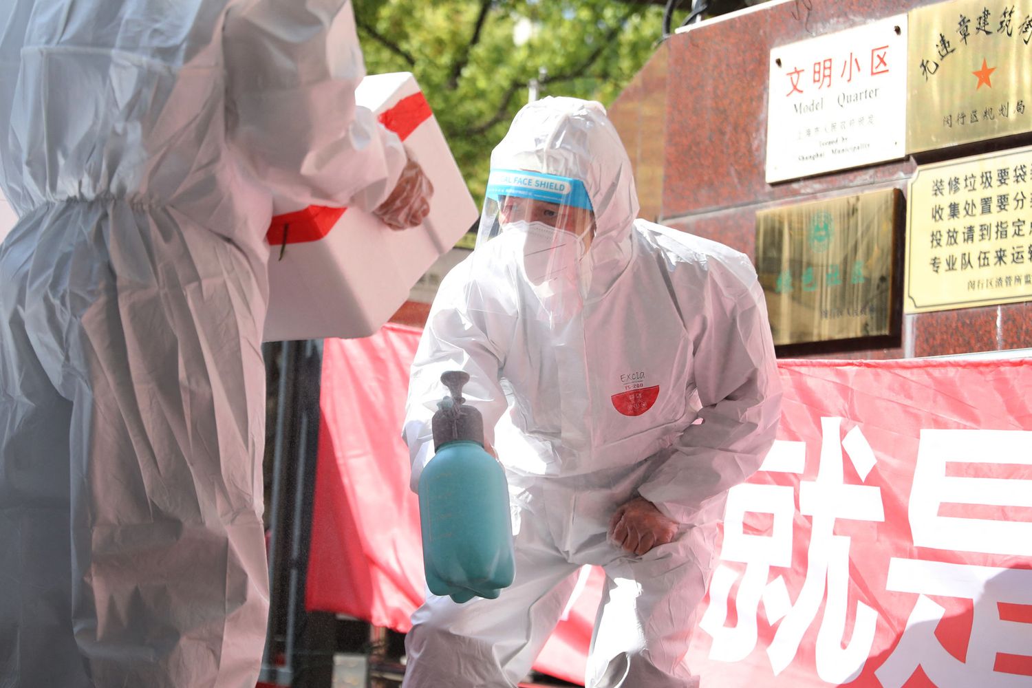 La disinfezione di pacchi a Shanghai in lockdown