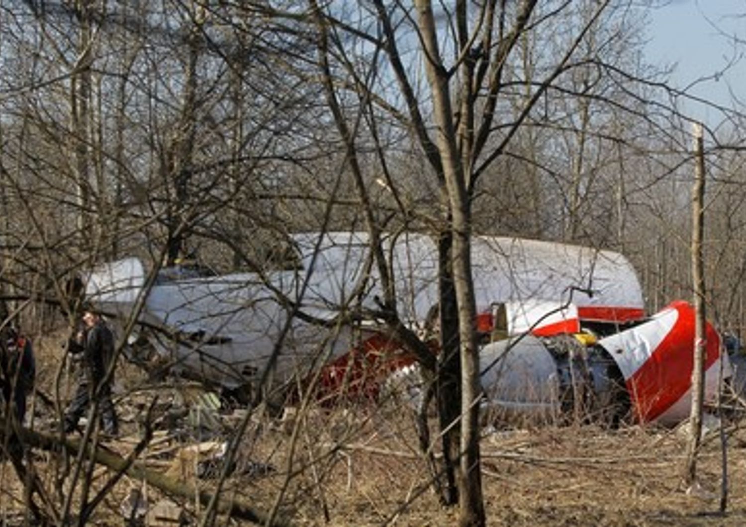 I rottami dell'aereo presidenziale polacco precipitato a Smolensk