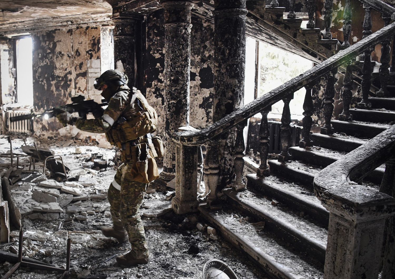 Militare russo nel teatro di Mariupol bombardato&nbsp;