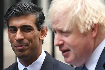 Il premier Boris Johnson con llo sfidante Rishi Sunak