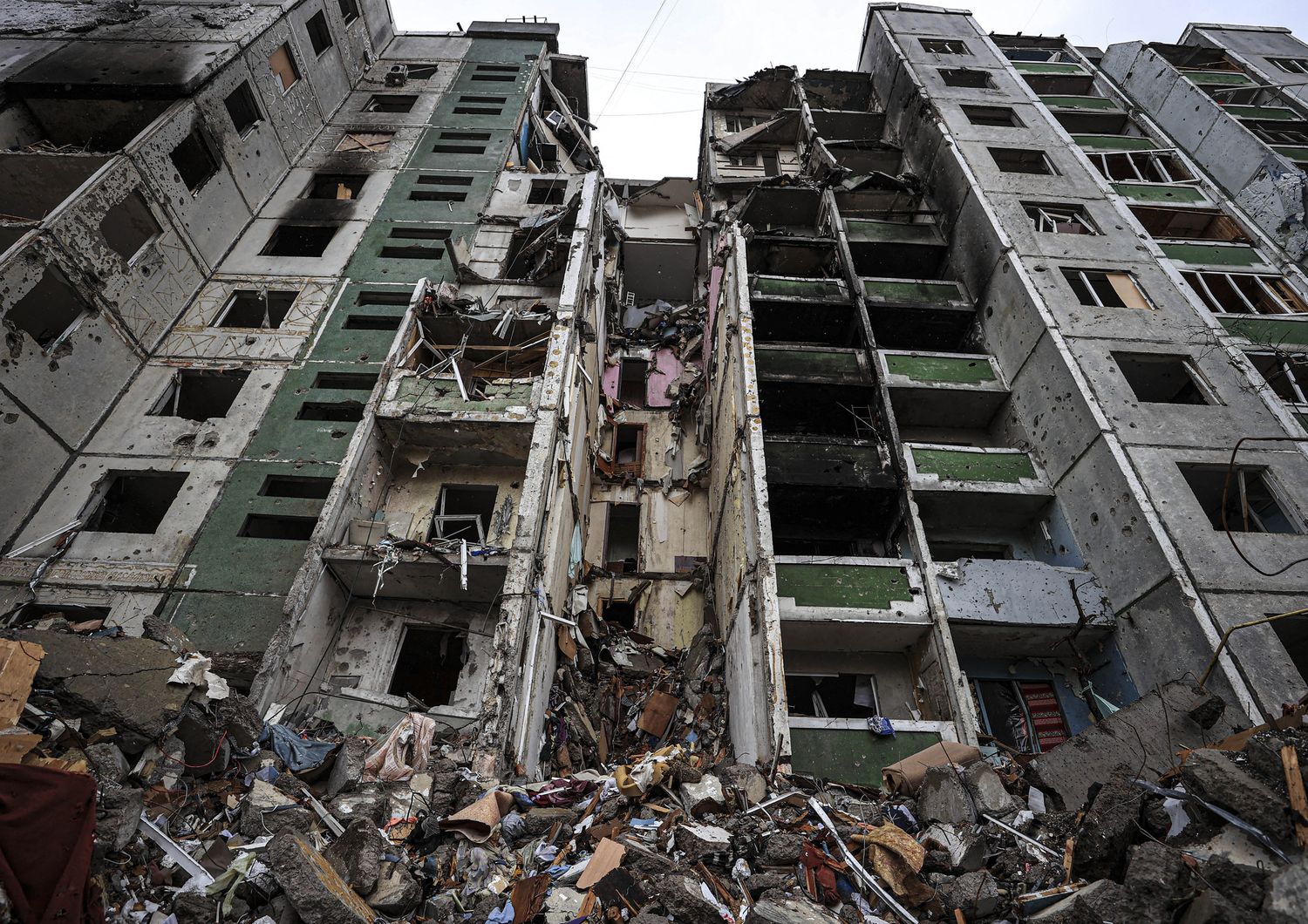 Un edificio civile distrutto da un bombardamento russo in Ucraina