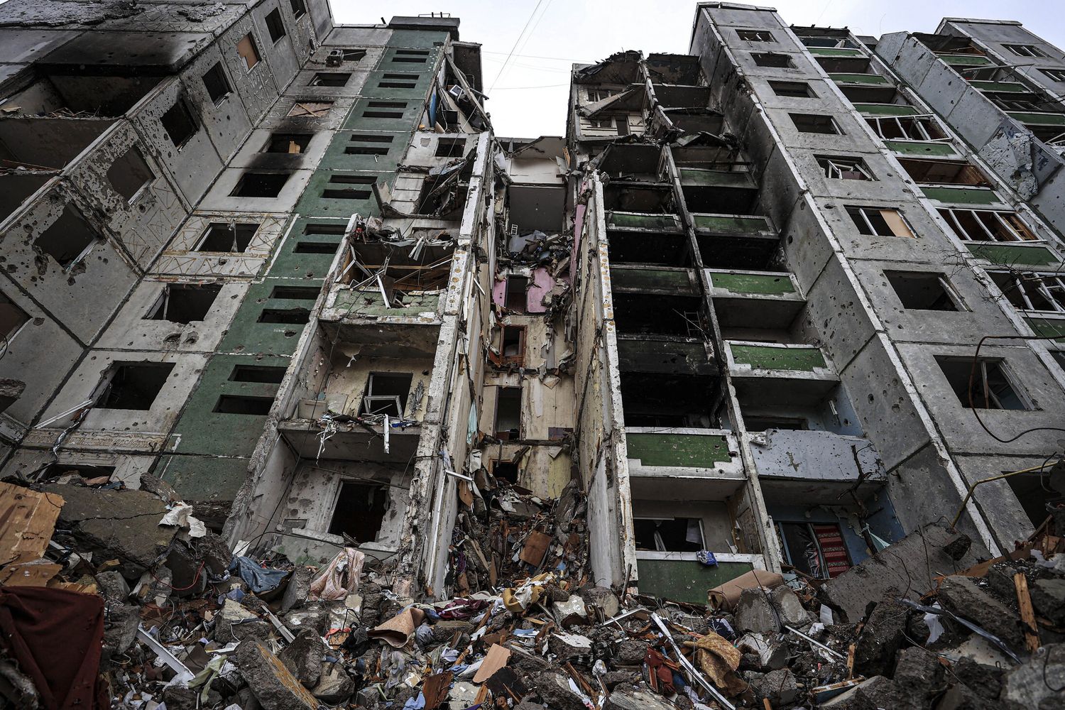Un edificio civile distrutto da un bombardamento russo in Ucraina