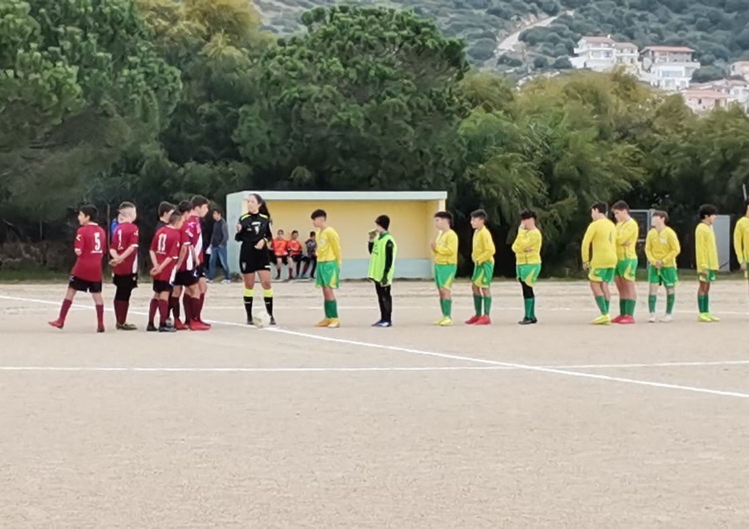 In giallo la squadra della Caletta che ha disputato il campionato provinciale Giovanissimi del comitato Figc Nuoro