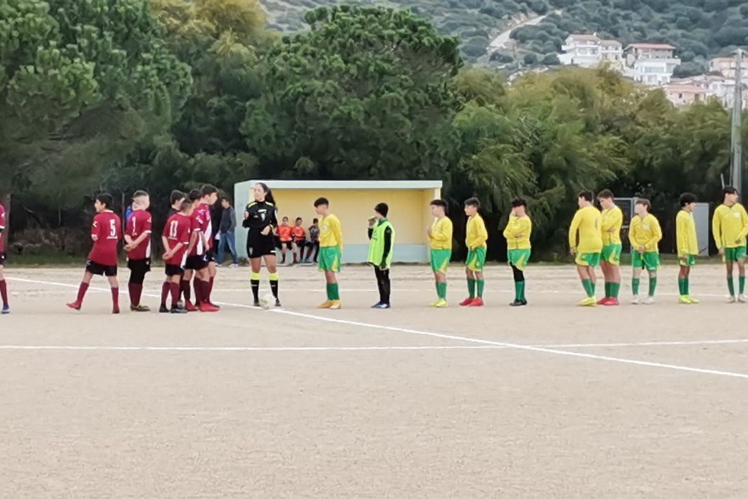In giallo la squadra della Caletta che ha disputato il campionato provinciale Giovanissimi del comitato Figc Nuoro