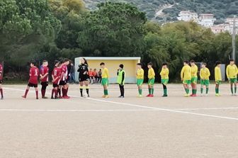 In giallo la squadra della Caletta che ha disputato il campionato provinciale Giovanissimi del comitato Figc Nuoro