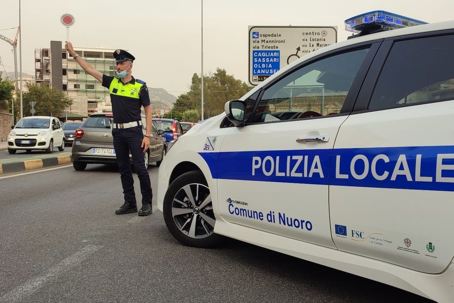 Un posto di controllo della polizia locale a Nuoro