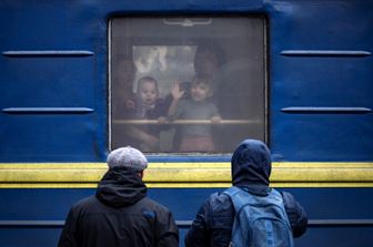 Bambini scappano dall'Ucraina