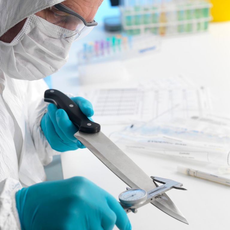 La scientifica al lavoro du un'arma usata per un omicidio