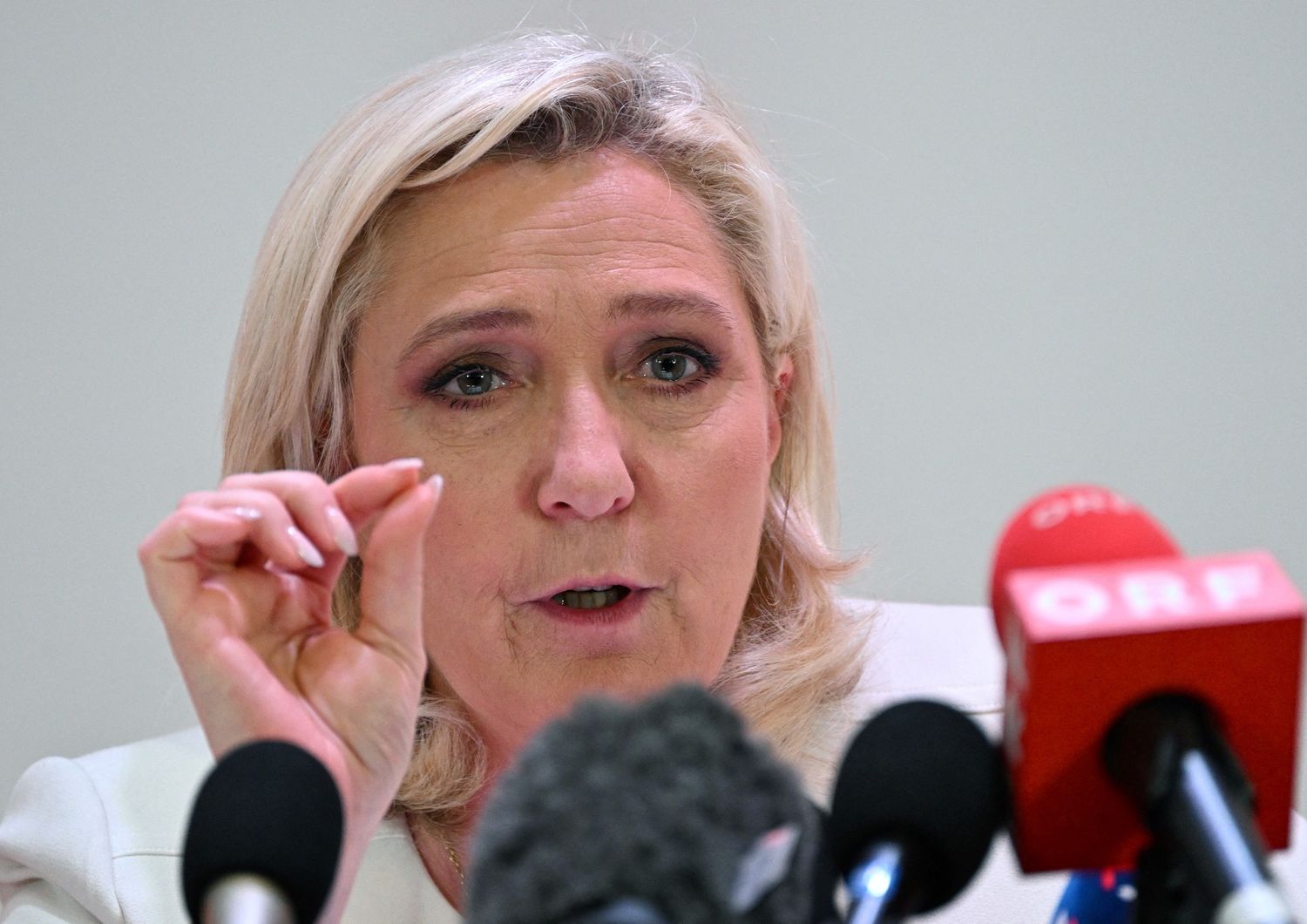 Le Pen accuse ingiuste mie posizioni su Putin