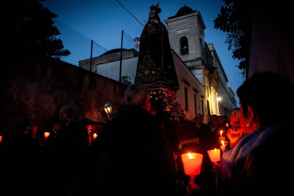 Una immagine notturna della processione procidana