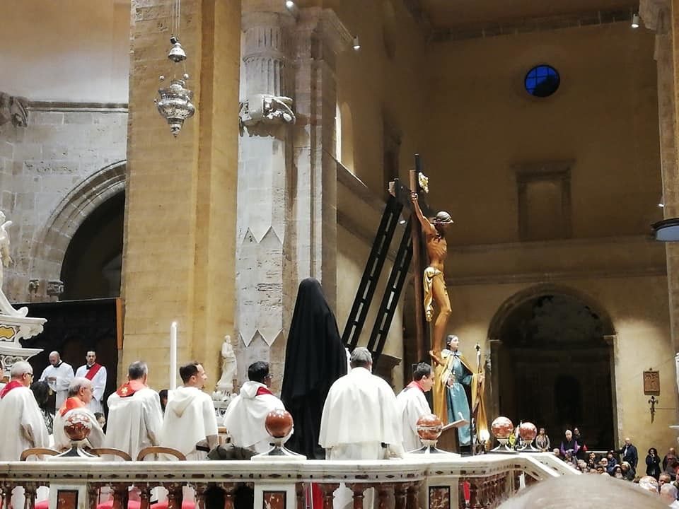 La Confraternita della Misericordia davanti al Cristo di Alicante